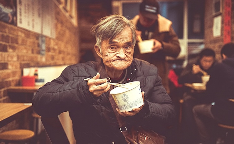 Wu Xiaoguan smiling in clean clothes